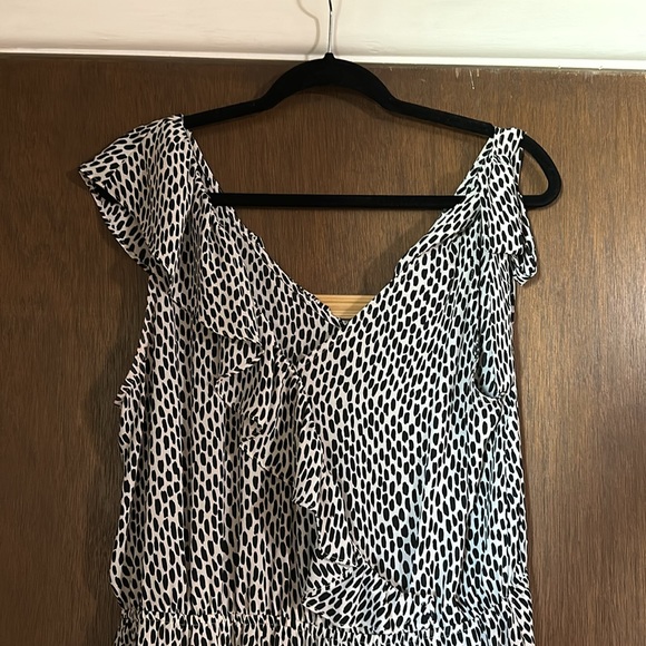 Sleeveless Black and White Dress - Picture 2 of 5